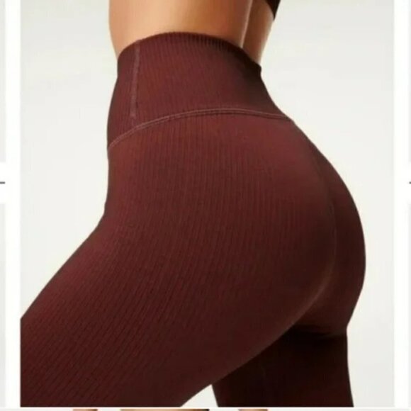 Good American | Seamless Rib Leggings in Chocolate - Picture 3 of 10